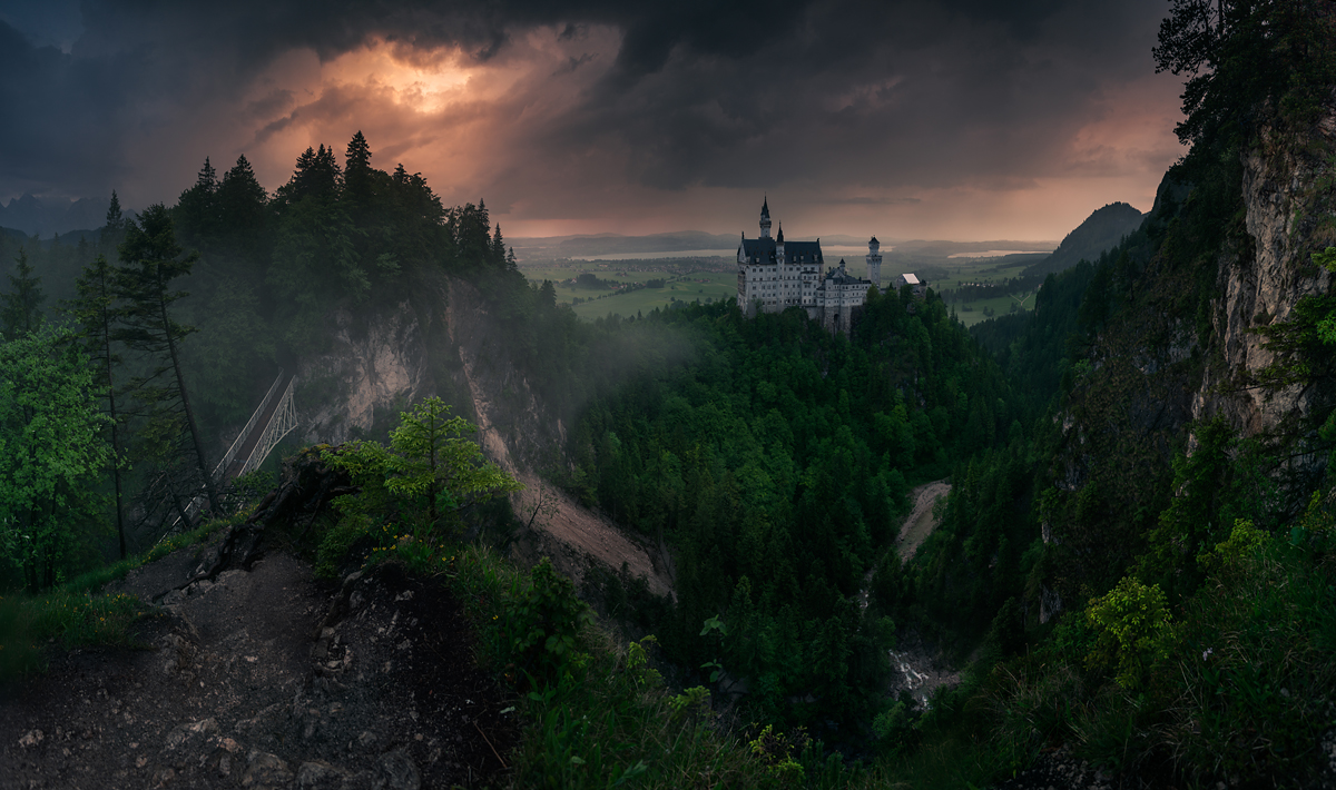 Zamek Neuschwanstein podczas deszczu, Alpy Bawarskie, Niemcy